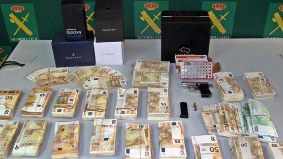 Objetos sustraídos y dinero incautado al grupo criminal. 