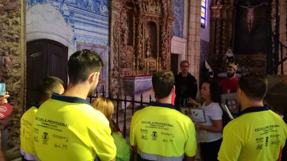 Alumnado de la Escuela Profesional, durante una visita guiada teatralizada. 