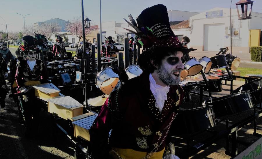 Con una tarde verdaderamente primaveral y de forma puntual se celebró ayer, sábado 2 de marzo, el Desfile de Comparsas en Puebla de la Calzada con gran afluencia de público de la localidad y de pueblos de la comarca para disfrutar con las ingeniosas propuestas ideadas por los carnavaleros de las comparsas, grupos y personas independientes disfrazadas.Una vez finalizado el recorrido en la Plaza de España se procedió a una exhibición de las coreografías de los dos buques insignia del carnaval poblanchino; La Kochera y Vas Como Quieres y finalmente se celebró el concurso con el siguiente resultado:Mejor disfraz individual: Frank de la JunglaMejor disfraz por parejas: Las MonjasMejor grupo pequeño: Los MasaisLos grupos premiados han resultado ser:1. PREMIO: Los amiguitos2. PREMIO: Las Fantásticas3. PREMIO: Había Una Vez4. PREMIO: La Legión al Cielo5. PREMIO: Los Leles