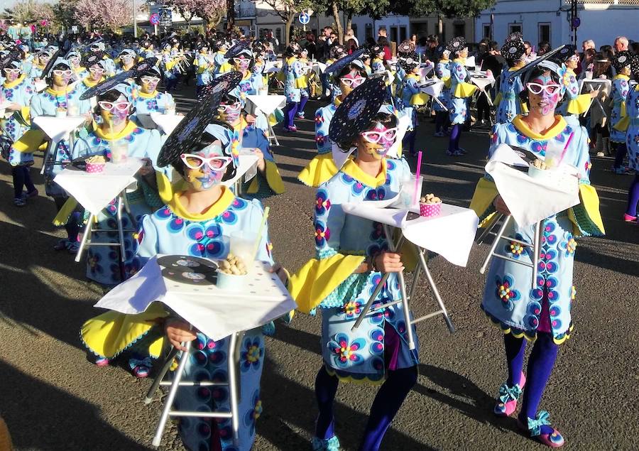 Con una tarde verdaderamente primaveral y de forma puntual se celebró ayer, sábado 2 de marzo, el Desfile de Comparsas en Puebla de la Calzada con gran afluencia de público de la localidad y de pueblos de la comarca para disfrutar con las ingeniosas propuestas ideadas por los carnavaleros de las comparsas, grupos y personas independientes disfrazadas.Una vez finalizado el recorrido en la Plaza de España se procedió a una exhibición de las coreografías de los dos buques insignia del carnaval poblanchino; La Kochera y Vas Como Quieres y finalmente se celebró el concurso con el siguiente resultado:Mejor disfraz individual: Frank de la JunglaMejor disfraz por parejas: Las MonjasMejor grupo pequeño: Los MasaisLos grupos premiados han resultado ser:1. PREMIO: Los amiguitos2. PREMIO: Las Fantásticas3. PREMIO: Había Una Vez4. PREMIO: La Legión al Cielo5. PREMIO: Los Leles
