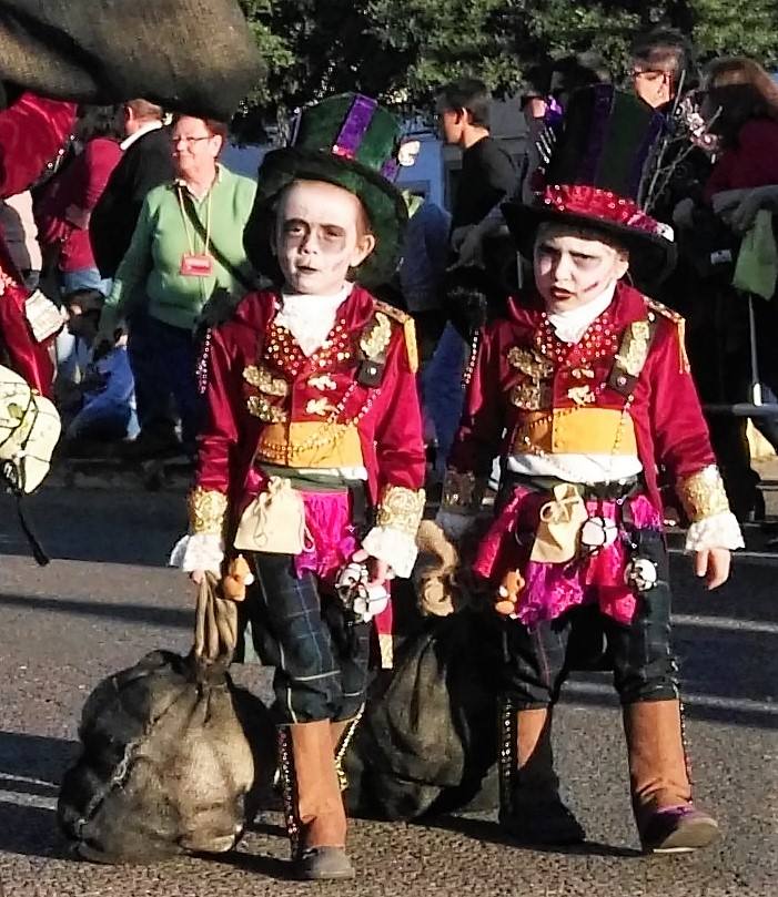 Con una tarde verdaderamente primaveral y de forma puntual se celebró ayer, sábado 2 de marzo, el Desfile de Comparsas en Puebla de la Calzada con gran afluencia de público de la localidad y de pueblos de la comarca para disfrutar con las ingeniosas propuestas ideadas por los carnavaleros de las comparsas, grupos y personas independientes disfrazadas.Una vez finalizado el recorrido en la Plaza de España se procedió a una exhibición de las coreografías de los dos buques insignia del carnaval poblanchino; La Kochera y Vas Como Quieres y finalmente se celebró el concurso con el siguiente resultado:Mejor disfraz individual: Frank de la JunglaMejor disfraz por parejas: Las MonjasMejor grupo pequeño: Los MasaisLos grupos premiados han resultado ser:1. PREMIO: Los amiguitos2. PREMIO: Las Fantásticas3. PREMIO: Había Una Vez4. PREMIO: La Legión al Cielo5. PREMIO: Los Leles