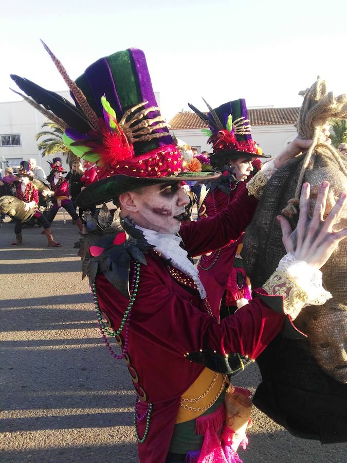 Con una tarde verdaderamente primaveral y de forma puntual se celebró ayer, sábado 2 de marzo, el Desfile de Comparsas en Puebla de la Calzada con gran afluencia de público de la localidad y de pueblos de la comarca para disfrutar con las ingeniosas propuestas ideadas por los carnavaleros de las comparsas, grupos y personas independientes disfrazadas.Una vez finalizado el recorrido en la Plaza de España se procedió a una exhibición de las coreografías de los dos buques insignia del carnaval poblanchino; La Kochera y Vas Como Quieres y finalmente se celebró el concurso con el siguiente resultado:Mejor disfraz individual: Frank de la JunglaMejor disfraz por parejas: Las MonjasMejor grupo pequeño: Los MasaisLos grupos premiados han resultado ser:1. PREMIO: Los amiguitos2. PREMIO: Las Fantásticas3. PREMIO: Había Una Vez4. PREMIO: La Legión al Cielo5. PREMIO: Los Leles