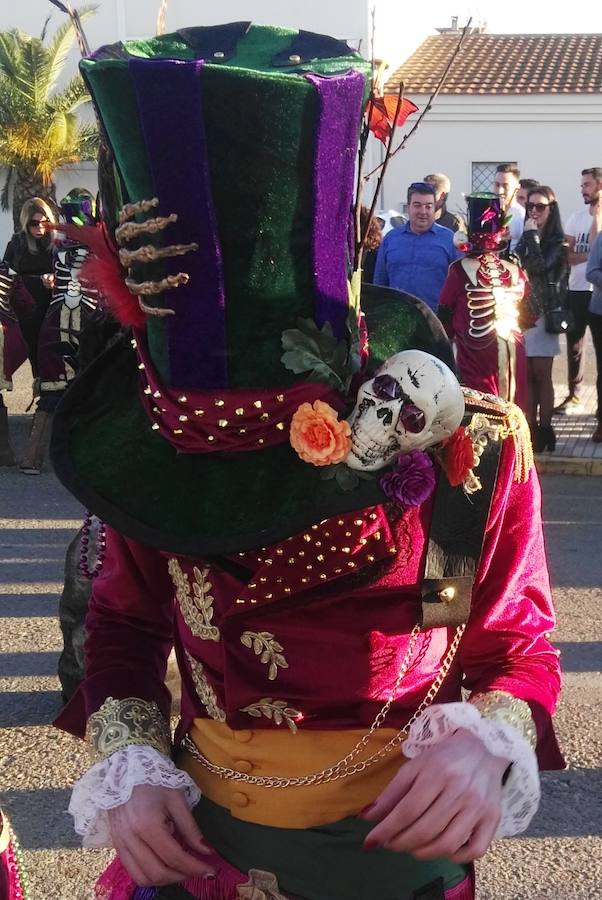 Con una tarde verdaderamente primaveral y de forma puntual se celebró ayer, sábado 2 de marzo, el Desfile de Comparsas en Puebla de la Calzada con gran afluencia de público de la localidad y de pueblos de la comarca para disfrutar con las ingeniosas propuestas ideadas por los carnavaleros de las comparsas, grupos y personas independientes disfrazadas.Una vez finalizado el recorrido en la Plaza de España se procedió a una exhibición de las coreografías de los dos buques insignia del carnaval poblanchino; La Kochera y Vas Como Quieres y finalmente se celebró el concurso con el siguiente resultado:Mejor disfraz individual: Frank de la JunglaMejor disfraz por parejas: Las MonjasMejor grupo pequeño: Los MasaisLos grupos premiados han resultado ser:1. PREMIO: Los amiguitos2. PREMIO: Las Fantásticas3. PREMIO: Había Una Vez4. PREMIO: La Legión al Cielo5. PREMIO: Los Leles