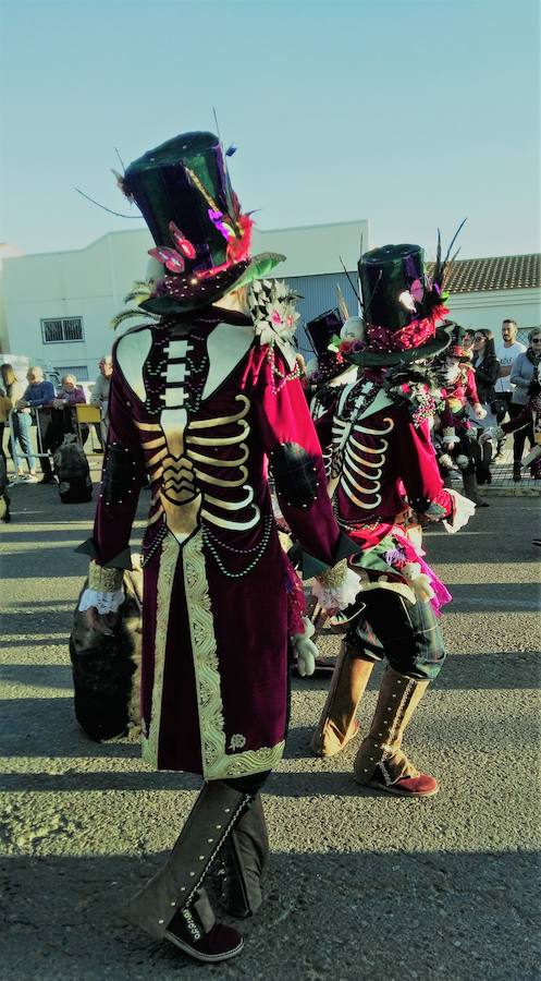Con una tarde verdaderamente primaveral y de forma puntual se celebró ayer, sábado 2 de marzo, el Desfile de Comparsas en Puebla de la Calzada con gran afluencia de público de la localidad y de pueblos de la comarca para disfrutar con las ingeniosas propuestas ideadas por los carnavaleros de las comparsas, grupos y personas independientes disfrazadas.Una vez finalizado el recorrido en la Plaza de España se procedió a una exhibición de las coreografías de los dos buques insignia del carnaval poblanchino; La Kochera y Vas Como Quieres y finalmente se celebró el concurso con el siguiente resultado:Mejor disfraz individual: Frank de la JunglaMejor disfraz por parejas: Las MonjasMejor grupo pequeño: Los MasaisLos grupos premiados han resultado ser:1. PREMIO: Los amiguitos2. PREMIO: Las Fantásticas3. PREMIO: Había Una Vez4. PREMIO: La Legión al Cielo5. PREMIO: Los Leles