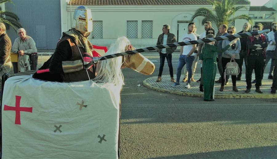 Con una tarde verdaderamente primaveral y de forma puntual se celebró ayer, sábado 2 de marzo, el Desfile de Comparsas en Puebla de la Calzada con gran afluencia de público de la localidad y de pueblos de la comarca para disfrutar con las ingeniosas propuestas ideadas por los carnavaleros de las comparsas, grupos y personas independientes disfrazadas.Una vez finalizado el recorrido en la Plaza de España se procedió a una exhibición de las coreografías de los dos buques insignia del carnaval poblanchino; La Kochera y Vas Como Quieres y finalmente se celebró el concurso con el siguiente resultado:Mejor disfraz individual: Frank de la JunglaMejor disfraz por parejas: Las MonjasMejor grupo pequeño: Los MasaisLos grupos premiados han resultado ser:1. PREMIO: Los amiguitos2. PREMIO: Las Fantásticas3. PREMIO: Había Una Vez4. PREMIO: La Legión al Cielo5. PREMIO: Los Leles