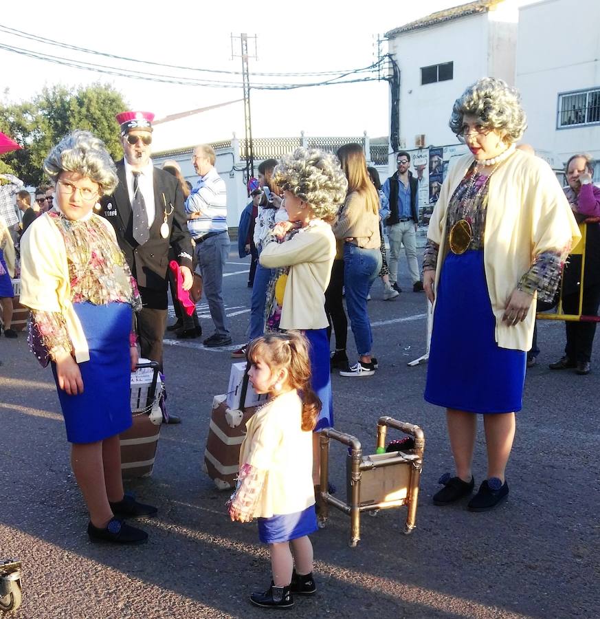 Con una tarde verdaderamente primaveral y de forma puntual se celebró ayer, sábado 2 de marzo, el Desfile de Comparsas en Puebla de la Calzada con gran afluencia de público de la localidad y de pueblos de la comarca para disfrutar con las ingeniosas propuestas ideadas por los carnavaleros de las comparsas, grupos y personas independientes disfrazadas.Una vez finalizado el recorrido en la Plaza de España se procedió a una exhibición de las coreografías de los dos buques insignia del carnaval poblanchino; La Kochera y Vas Como Quieres y finalmente se celebró el concurso con el siguiente resultado:Mejor disfraz individual: Frank de la JunglaMejor disfraz por parejas: Las MonjasMejor grupo pequeño: Los MasaisLos grupos premiados han resultado ser:1. PREMIO: Los amiguitos2. PREMIO: Las Fantásticas3. PREMIO: Había Una Vez4. PREMIO: La Legión al Cielo5. PREMIO: Los Leles