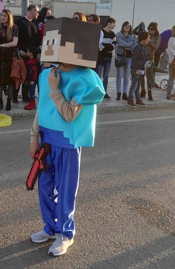 Con una tarde verdaderamente primaveral y de forma puntual se celebró ayer, sábado 2 de marzo, el Desfile de Comparsas en Puebla de la Calzada con gran afluencia de público de la localidad y de pueblos de la comarca para disfrutar con las ingeniosas propuestas ideadas por los carnavaleros de las comparsas, grupos y personas independientes disfrazadas.Una vez finalizado el recorrido en la Plaza de España se procedió a una exhibición de las coreografías de los dos buques insignia del carnaval poblanchino; La Kochera y Vas Como Quieres y finalmente se celebró el concurso con el siguiente resultado:Mejor disfraz individual: Frank de la JunglaMejor disfraz por parejas: Las MonjasMejor grupo pequeño: Los MasaisLos grupos premiados han resultado ser:1. PREMIO: Los amiguitos2. PREMIO: Las Fantásticas3. PREMIO: Había Una Vez4. PREMIO: La Legión al Cielo5. PREMIO: Los Leles