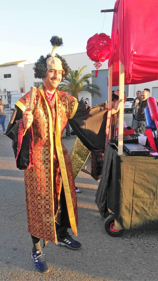 Con una tarde verdaderamente primaveral y de forma puntual se celebró ayer, sábado 2 de marzo, el Desfile de Comparsas en Puebla de la Calzada con gran afluencia de público de la localidad y de pueblos de la comarca para disfrutar con las ingeniosas propuestas ideadas por los carnavaleros de las comparsas, grupos y personas independientes disfrazadas.Una vez finalizado el recorrido en la Plaza de España se procedió a una exhibición de las coreografías de los dos buques insignia del carnaval poblanchino; La Kochera y Vas Como Quieres y finalmente se celebró el concurso con el siguiente resultado:Mejor disfraz individual: Frank de la JunglaMejor disfraz por parejas: Las MonjasMejor grupo pequeño: Los MasaisLos grupos premiados han resultado ser:1. PREMIO: Los amiguitos2. PREMIO: Las Fantásticas3. PREMIO: Había Una Vez4. PREMIO: La Legión al Cielo5. PREMIO: Los Leles