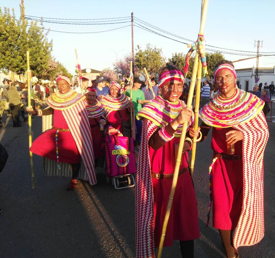 Con una tarde verdaderamente primaveral y de forma puntual se celebró ayer, sábado 2 de marzo, el Desfile de Comparsas en Puebla de la Calzada con gran afluencia de público de la localidad y de pueblos de la comarca para disfrutar con las ingeniosas propuestas ideadas por los carnavaleros de las comparsas, grupos y personas independientes disfrazadas.Una vez finalizado el recorrido en la Plaza de España se procedió a una exhibición de las coreografías de los dos buques insignia del carnaval poblanchino; La Kochera y Vas Como Quieres y finalmente se celebró el concurso con el siguiente resultado:Mejor disfraz individual: Frank de la JunglaMejor disfraz por parejas: Las MonjasMejor grupo pequeño: Los MasaisLos grupos premiados han resultado ser:1. PREMIO: Los amiguitos2. PREMIO: Las Fantásticas3. PREMIO: Había Una Vez4. PREMIO: La Legión al Cielo5. PREMIO: Los Leles