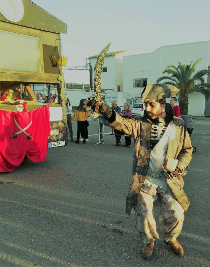 Con una tarde verdaderamente primaveral y de forma puntual se celebró ayer, sábado 2 de marzo, el Desfile de Comparsas en Puebla de la Calzada con gran afluencia de público de la localidad y de pueblos de la comarca para disfrutar con las ingeniosas propuestas ideadas por los carnavaleros de las comparsas, grupos y personas independientes disfrazadas.Una vez finalizado el recorrido en la Plaza de España se procedió a una exhibición de las coreografías de los dos buques insignia del carnaval poblanchino; La Kochera y Vas Como Quieres y finalmente se celebró el concurso con el siguiente resultado:Mejor disfraz individual: Frank de la JunglaMejor disfraz por parejas: Las MonjasMejor grupo pequeño: Los MasaisLos grupos premiados han resultado ser:1. PREMIO: Los amiguitos2. PREMIO: Las Fantásticas3. PREMIO: Había Una Vez4. PREMIO: La Legión al Cielo5. PREMIO: Los Leles
