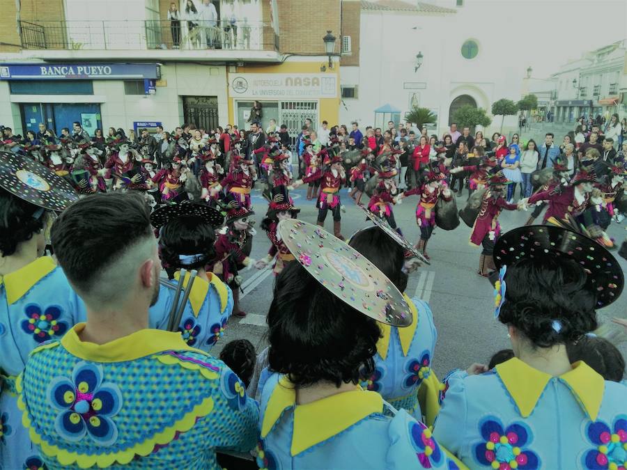 Con una tarde verdaderamente primaveral y de forma puntual se celebró ayer, sábado 2 de marzo, el Desfile de Comparsas en Puebla de la Calzada con gran afluencia de público de la localidad y de pueblos de la comarca para disfrutar con las ingeniosas propuestas ideadas por los carnavaleros de las comparsas, grupos y personas independientes disfrazadas.Una vez finalizado el recorrido en la Plaza de España se procedió a una exhibición de las coreografías de los dos buques insignia del carnaval poblanchino; La Kochera y Vas Como Quieres y finalmente se celebró el concurso con el siguiente resultado:Mejor disfraz individual: Frank de la JunglaMejor disfraz por parejas: Las MonjasMejor grupo pequeño: Los MasaisLos grupos premiados han resultado ser:1. PREMIO: Los amiguitos2. PREMIO: Las Fantásticas3. PREMIO: Había Una Vez4. PREMIO: La Legión al Cielo5. PREMIO: Los Leles