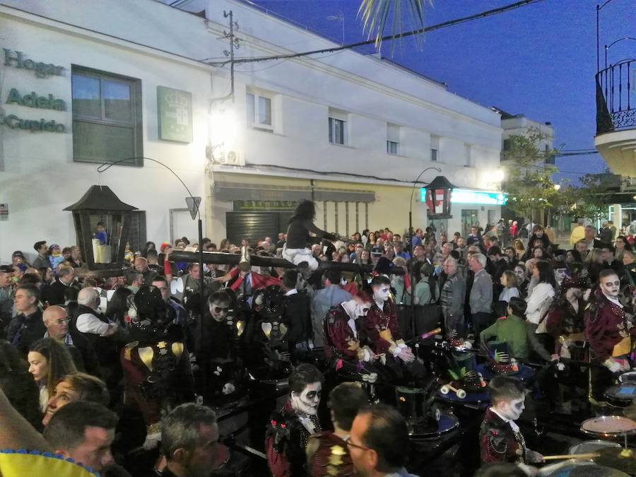 Con una tarde verdaderamente primaveral y de forma puntual se celebró ayer, sábado 2 de marzo, el Desfile de Comparsas en Puebla de la Calzada con gran afluencia de público de la localidad y de pueblos de la comarca para disfrutar con las ingeniosas propuestas ideadas por los carnavaleros de las comparsas, grupos y personas independientes disfrazadas.Una vez finalizado el recorrido en la Plaza de España se procedió a una exhibición de las coreografías de los dos buques insignia del carnaval poblanchino; La Kochera y Vas Como Quieres y finalmente se celebró el concurso con el siguiente resultado:Mejor disfraz individual: Frank de la JunglaMejor disfraz por parejas: Las MonjasMejor grupo pequeño: Los MasaisLos grupos premiados han resultado ser:1. PREMIO: Los amiguitos2. PREMIO: Las Fantásticas3. PREMIO: Había Una Vez4. PREMIO: La Legión al Cielo5. PREMIO: Los Leles