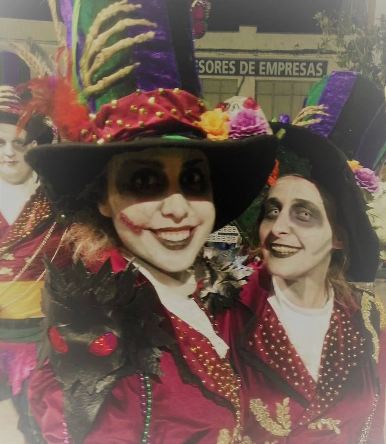 Con una tarde verdaderamente primaveral y de forma puntual se celebró ayer, sábado 2 de marzo, el Desfile de Comparsas en Puebla de la Calzada con gran afluencia de público de la localidad y de pueblos de la comarca para disfrutar con las ingeniosas propuestas ideadas por los carnavaleros de las comparsas, grupos y personas independientes disfrazadas.Una vez finalizado el recorrido en la Plaza de España se procedió a una exhibición de las coreografías de los dos buques insignia del carnaval poblanchino; La Kochera y Vas Como Quieres y finalmente se celebró el concurso con el siguiente resultado:Mejor disfraz individual: Frank de la JunglaMejor disfraz por parejas: Las MonjasMejor grupo pequeño: Los MasaisLos grupos premiados han resultado ser:1. PREMIO: Los amiguitos2. PREMIO: Las Fantásticas3. PREMIO: Había Una Vez4. PREMIO: La Legión al Cielo5. PREMIO: Los Leles