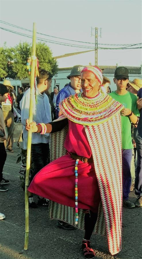 Con una tarde verdaderamente primaveral y de forma puntual se celebró ayer, sábado 2 de marzo, el Desfile de Comparsas en Puebla de la Calzada con gran afluencia de público de la localidad y de pueblos de la comarca para disfrutar con las ingeniosas propuestas ideadas por los carnavaleros de las comparsas, grupos y personas independientes disfrazadas.Una vez finalizado el recorrido en la Plaza de España se procedió a una exhibición de las coreografías de los dos buques insignia del carnaval poblanchino; La Kochera y Vas Como Quieres y finalmente se celebró el concurso con el siguiente resultado:Mejor disfraz individual: Frank de la JunglaMejor disfraz por parejas: Las MonjasMejor grupo pequeño: Los MasaisLos grupos premiados han resultado ser:1. PREMIO: Los amiguitos2. PREMIO: Las Fantásticas3. PREMIO: Había Una Vez4. PREMIO: La Legión al Cielo5. PREMIO: Los Leles