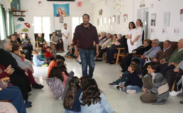 El actor José Antonio Lucía en el Centro de Día de Puebla de la Calzada