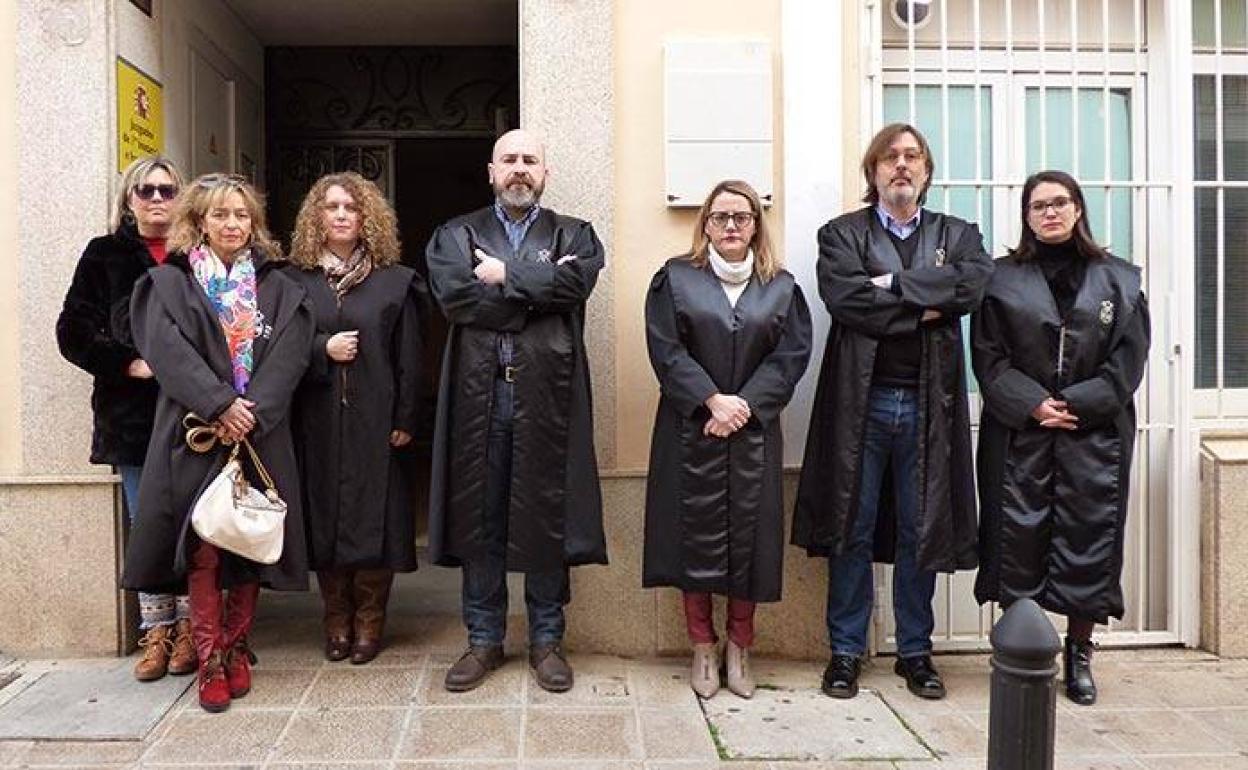 Los abogados adscritos al turno de oficio del Partido Judicial de Montijo se concentran a las puertas de los Juzgados