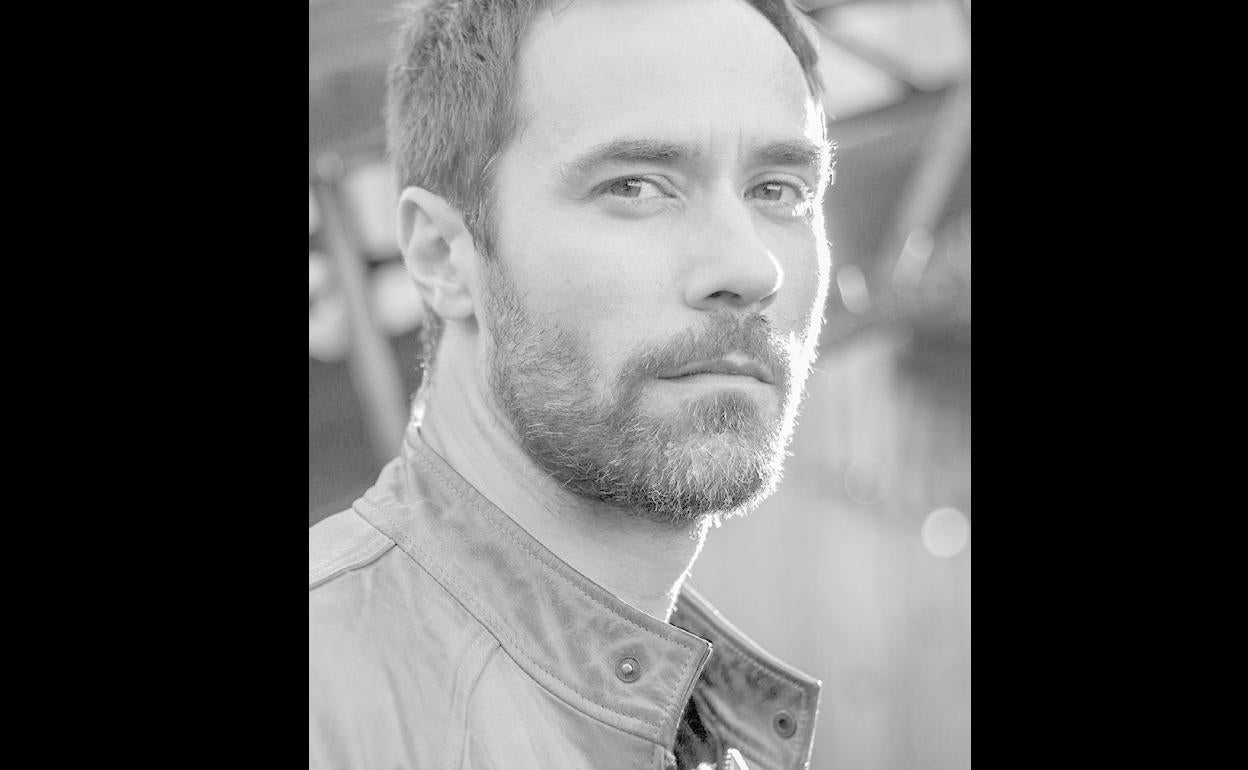El actor y poeta Simón Ferrerp