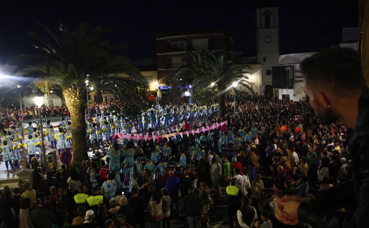 Exhibición de una comparsa en la Plaza de España tras el desfile