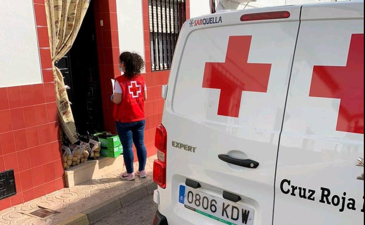 Entre otras cosas, los voluntarios se encargan de llevar la compra a las casas de los afectados
