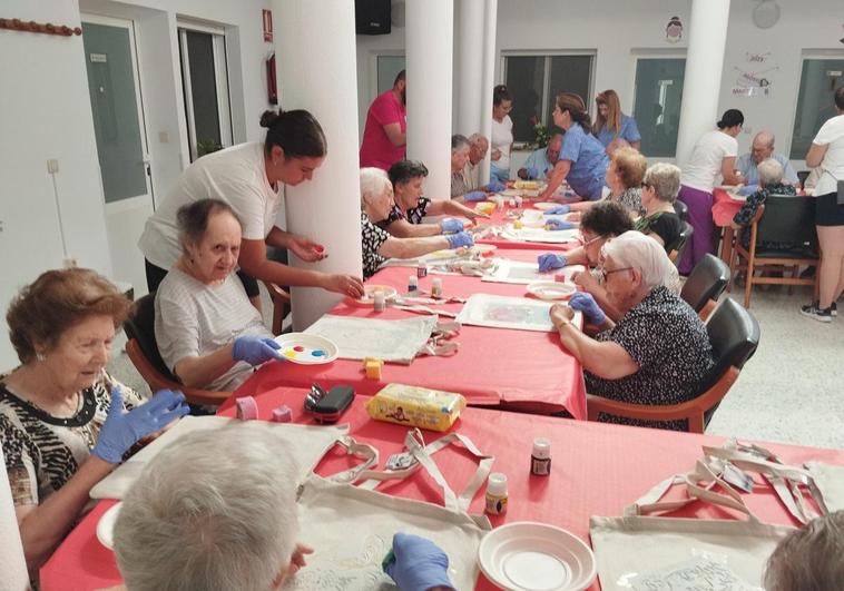 La Escuela Profesional Dual de Empleo 'Acciónate Vegas Bajas' participa en una jornada intergeneracional con el Centro de Día