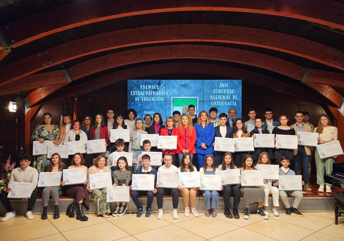 Los alumnos premiados posan con sus diplomas.