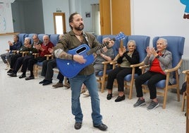 El Centro de Día acoge una nueva sesión de musicoterapia