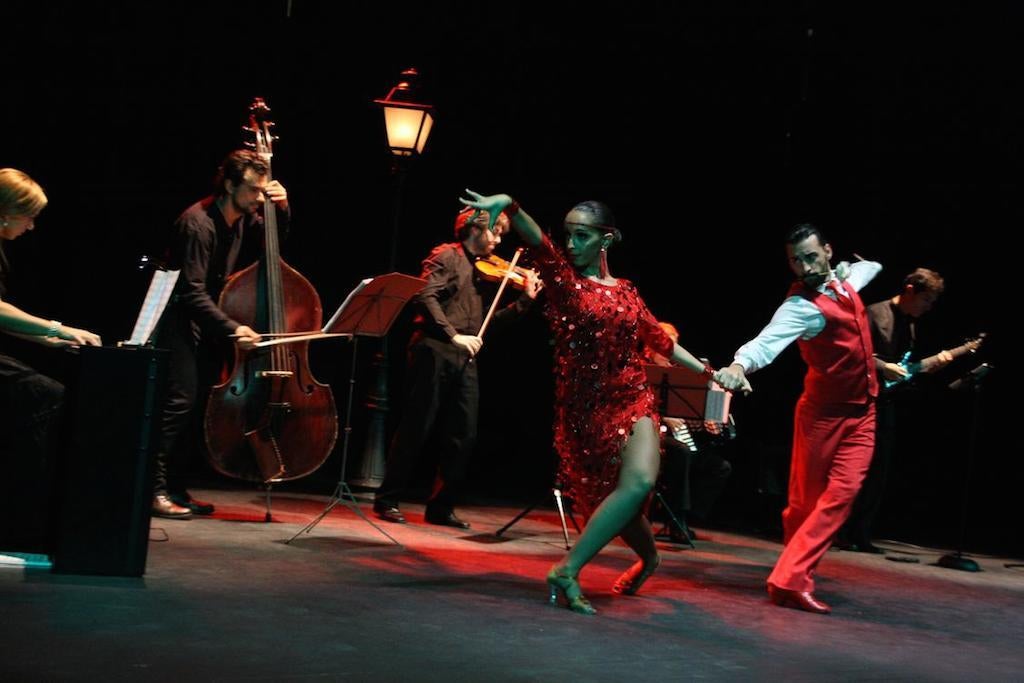 La pareja de baile durante la interpretación del tango 