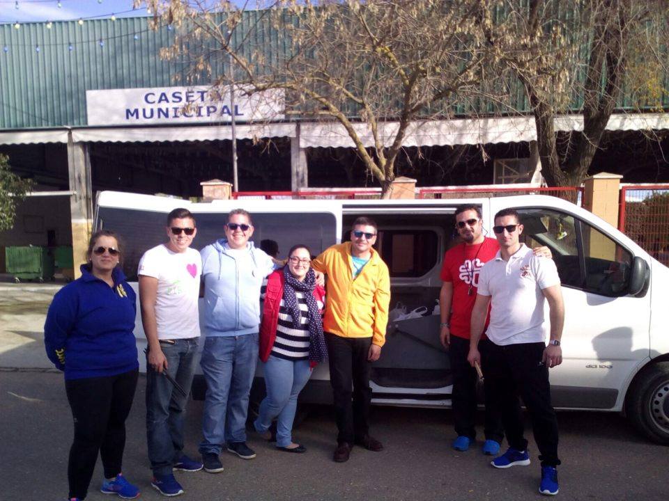 Algunos de los miembros encargados de recoger la leche para Cáritas 