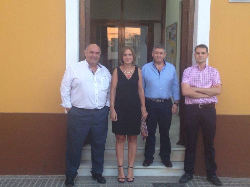 A la izqda. Juan José Sánchez y a la dcha. Ángela García acompañados de dosconcejales más  