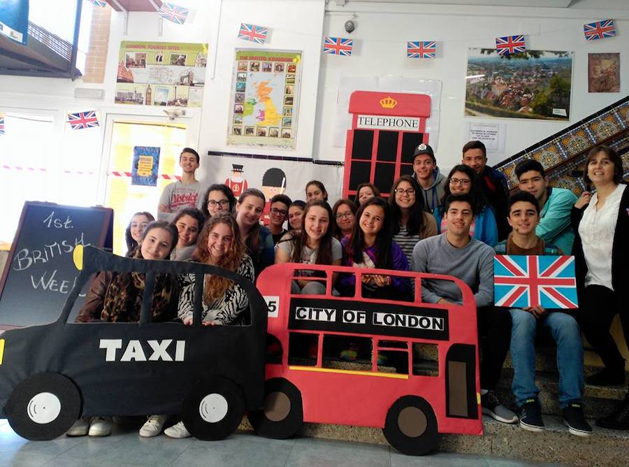 Alumnos que posan en la entrada del centro 