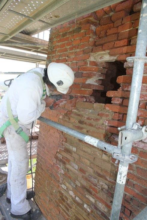 Albañil que ejecuta sus labores 