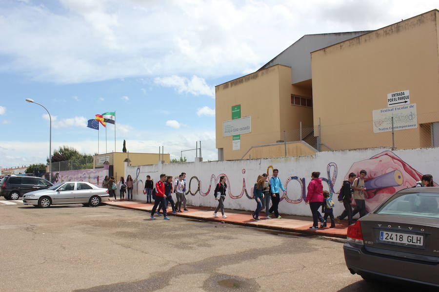 Alumnos saliendo de la jornada escolar B.F.M
