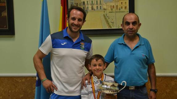 El concejal de deportes recibe a Asier Aunión, campeón de españa en Fútbol Sala