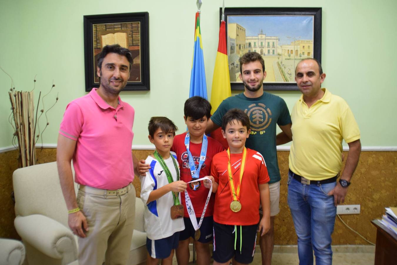 Ricardo Casas recibe a tres jóvenes judokas en el Ayuntamiento