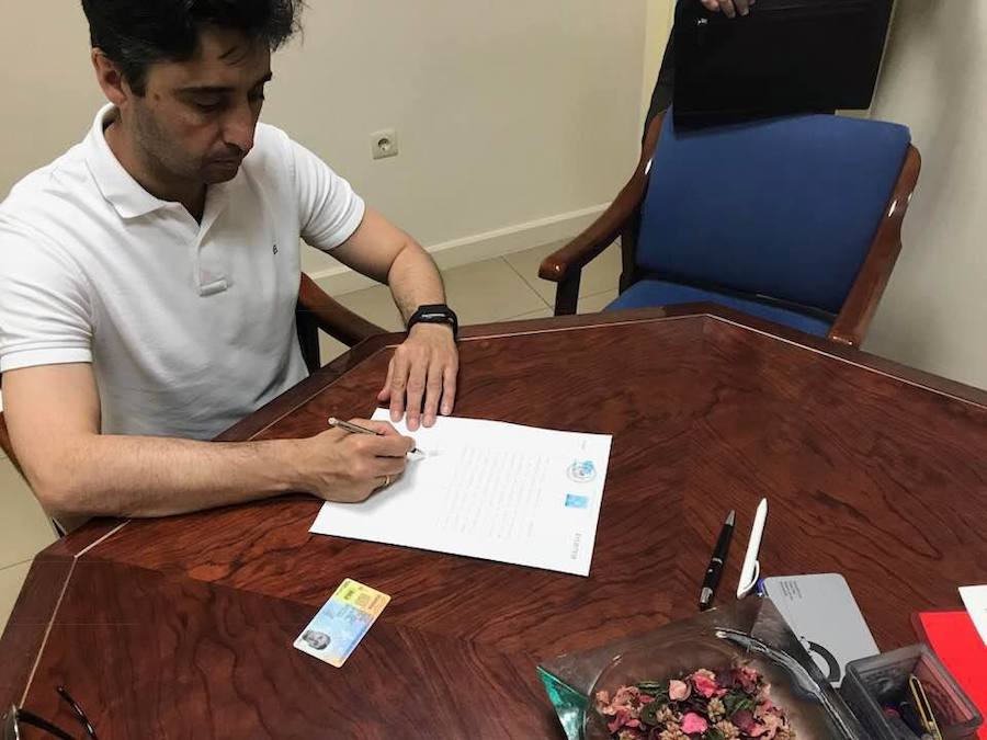 Juan Mari Delfa firmando el requerimiento notarial a Endesa