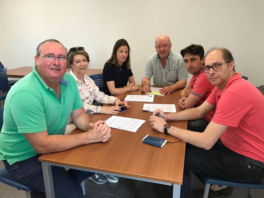 Reunión de los tres alcaldes junto con sus concejales