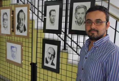 Alberto Arroyo Farrona junto a algunos de los dibujos expuestos