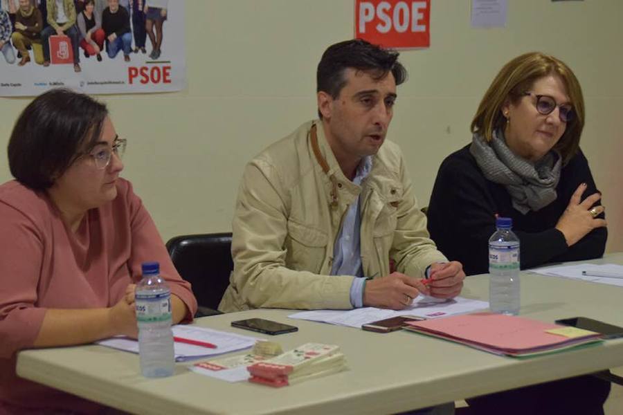 Dolores Méndez. Juan Mari Delfa y Estrella Gordillo en la sede del PSOE de Puebla de la Calzada