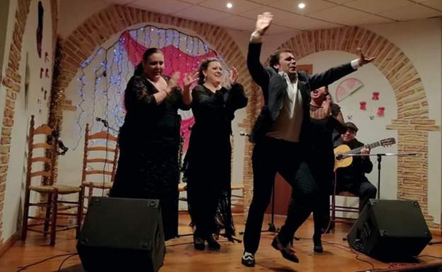 Fernando Jiménez al baile junto a las cantaoras. ::. 