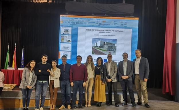 El equipo de Gobierno con la consejera y los arquitectos. :: 