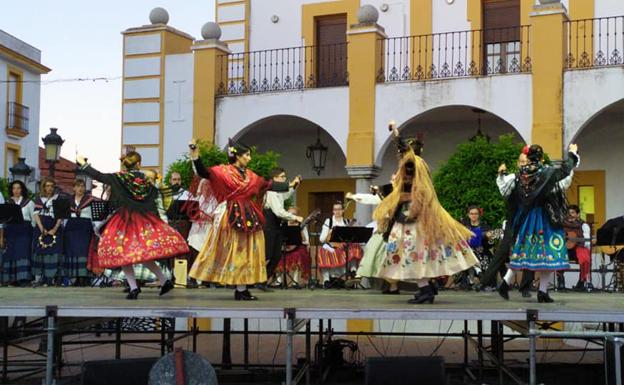 La actuación folklórica del grupo comarcal con componentesde distintos municipios 