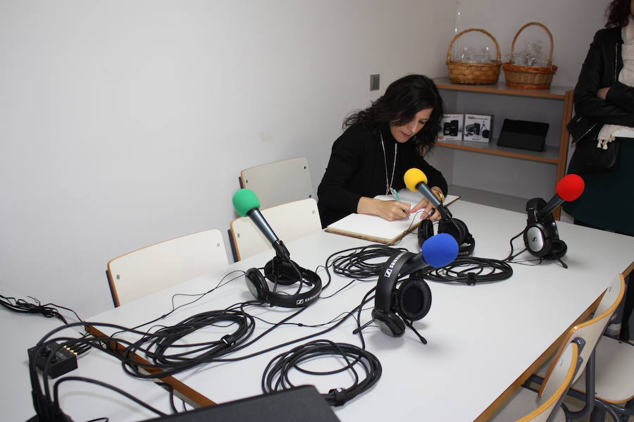 La firma de la consejera en el aula donde se ha puesto en marcha la radio 