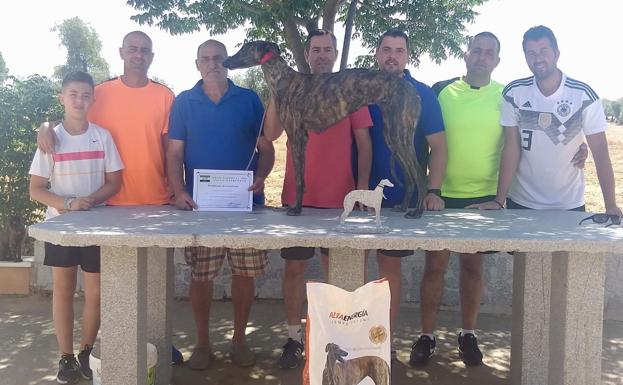 La cachorra hembra Nerea de Ferreira con el diploma y el saco de pienso que ganó 