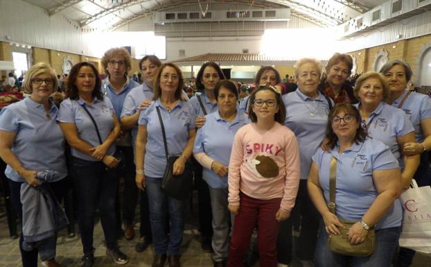 Las encajeras quintanenses promotoras del evento. MARÍA FORTUNA