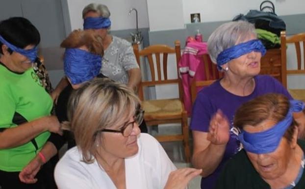 El taller de juegos sensoriales celebrado en los pisos tutelados. 