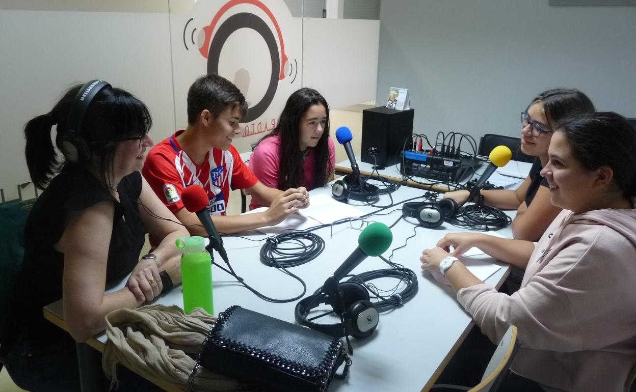 Los alumnos entrevistaron a Raquel Bazo en la radio escolar del centro. 
