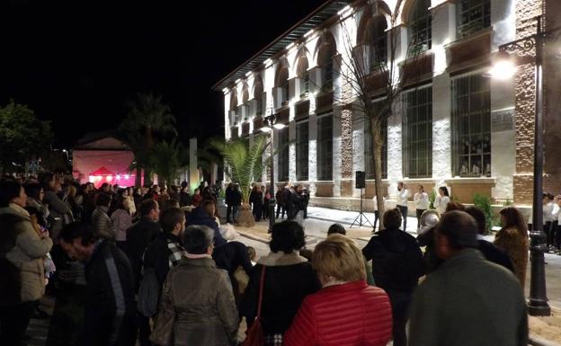 Los vecinos de la calle asistieron al acto que contó con la actuación del grupo de sevillanas de Leo García 