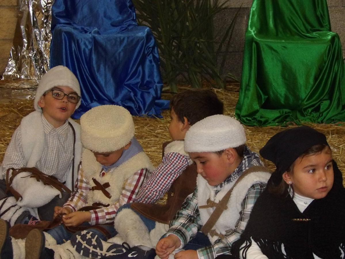 El Nacimiento ha estado acompañado por un grupo de 'angelitos' 