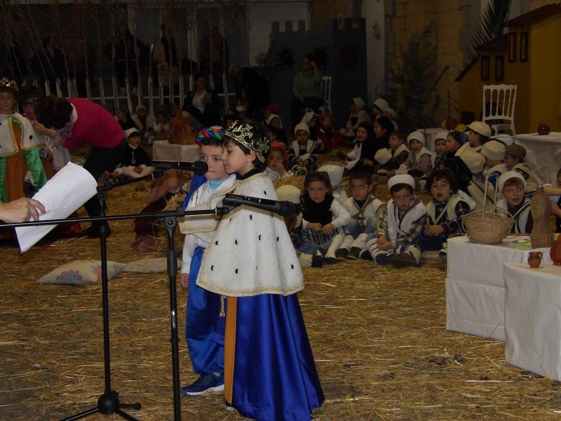 El Nacimiento ha estado acompañado por un grupo de 'angelitos' 
