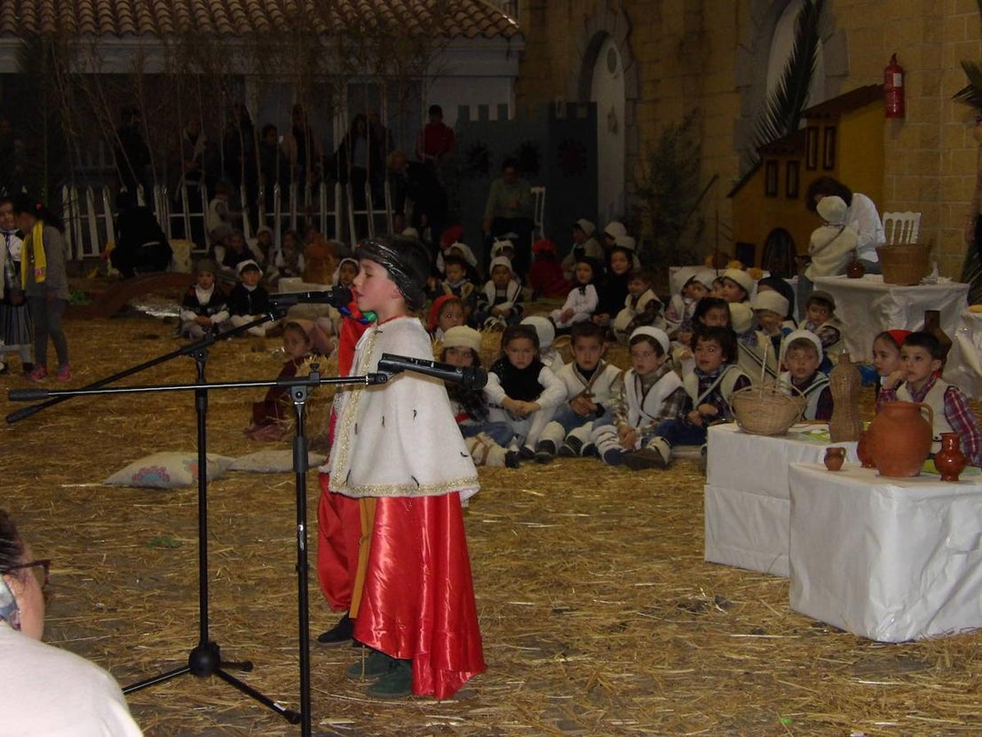El Nacimiento ha estado acompañado por un grupo de 'angelitos' 